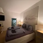 36Qm2 Hochwertiges Apartment Mit Whirlpool & Queensize-Bett, Eigene Terrasse 60Qm2, Eigener Kostenloser Parkplatz, Self-Checkin, 55 Zoll Tv , Naehe Ulm Und Universitaet