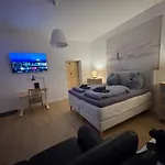 36Qm2 Hochwertiges Apartment Mit Whirlpool & Queensize-Bett, Eigene Terrasse 60Qm2, Eigener Kostenloser Parkplatz, Self-Checkin, 55 Zoll Tv , Naehe Ulm Und Universitaet