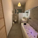 36Qm2 Hochwertiges Apartment Mit Whirlpool & Queensize-Bett, Eigene Terrasse 60Qm2, Eigener Kostenloser Parkplatz, Self-Checkin, 55 Zoll Tv , Naehe Ulm Und Universitaet *