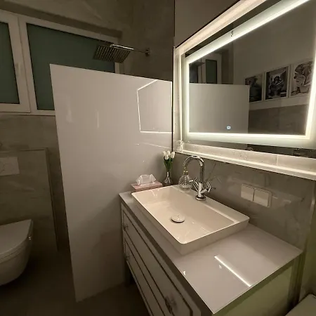 36Qm2 Hochwertiges Apartment Mit Whirlpool & Queensize-Bett, Eigene Terrasse 60Qm2, Eigener Kostenloser Parkplatz, Self-Checkin, 55 Zoll Tv , Naehe Ulm Und Universitaet Apartman